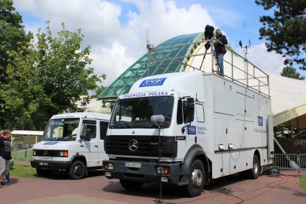 Samochody telewizji w trakcie realizacji programu